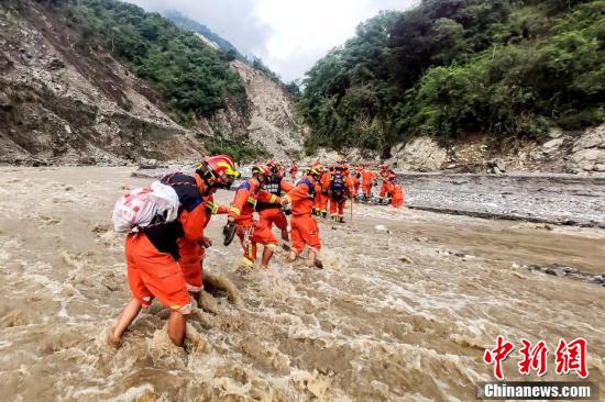 【中新網(wǎng)】四川瀘定6.8級地震：震區(qū)群眾轉(zhuǎn)移和救援瞬間