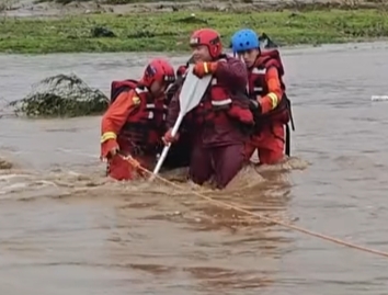 【視頻】遼寧葫蘆島多地強(qiáng)降雨 消防緊急救援