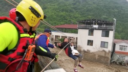 【中國之聲】翻山搭橋！救援人員轉(zhuǎn)移四川平武暴雨受困群眾